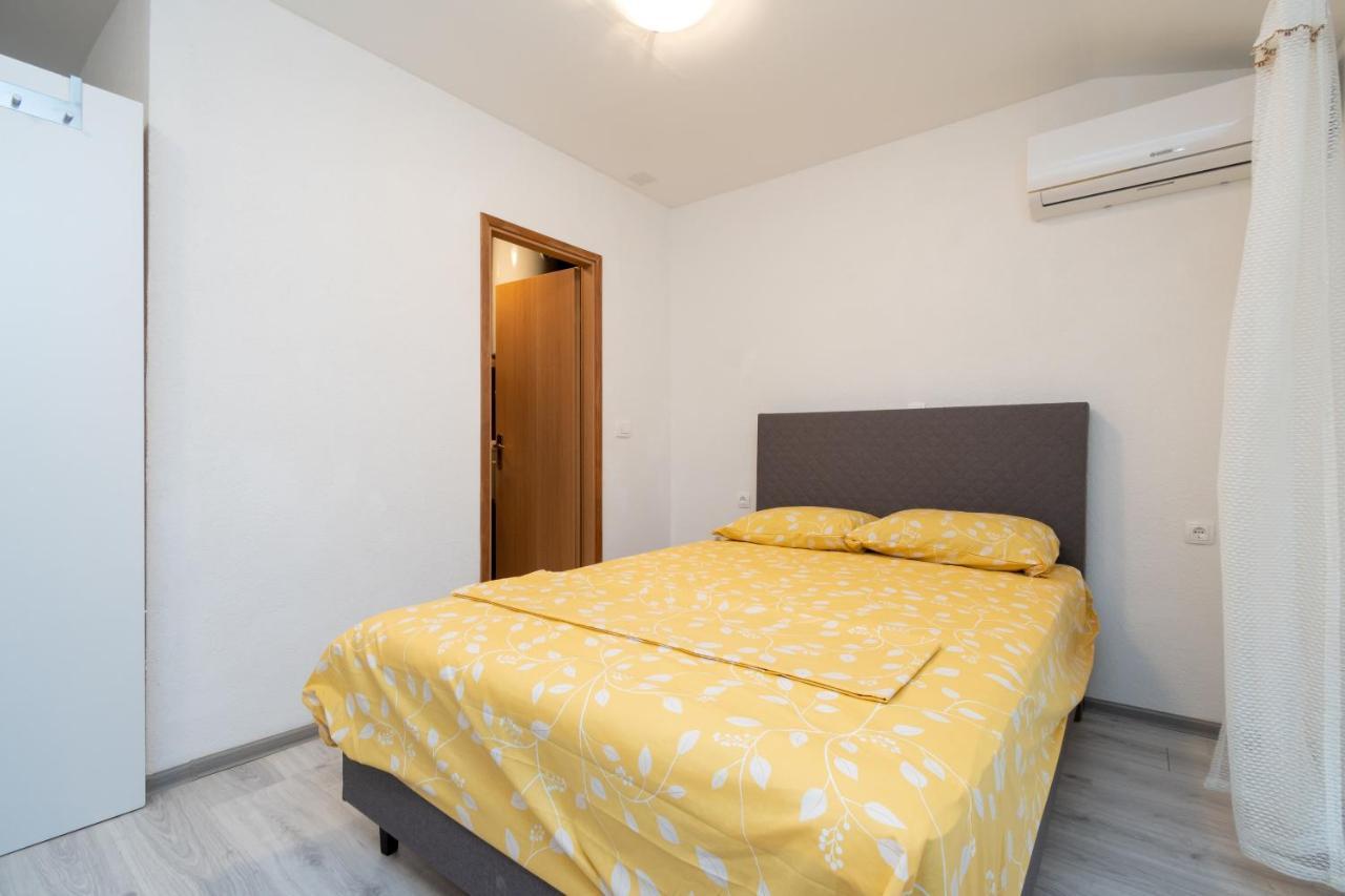 Apartments And Rooms By The Sea Posedarje, Novigrad - 21123 Luaran gambar